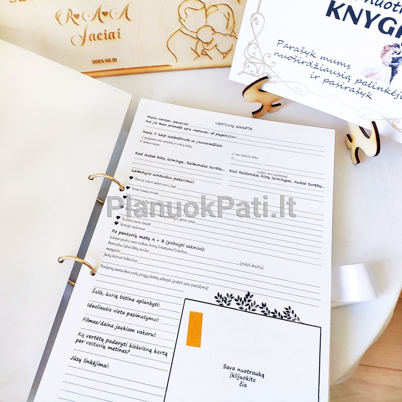 Svečių palinkėjimų albumas Mes trise-6